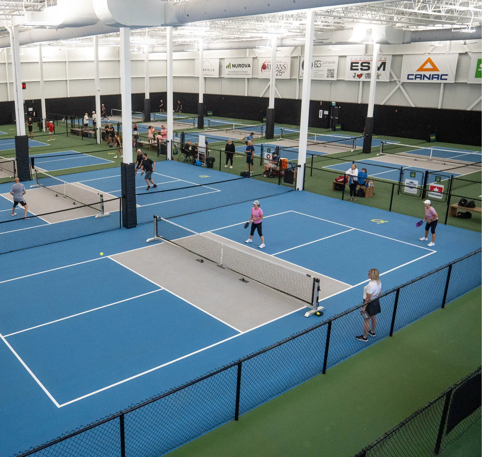 Plusieurs terrains de pickleball à l'Espace Pickleball