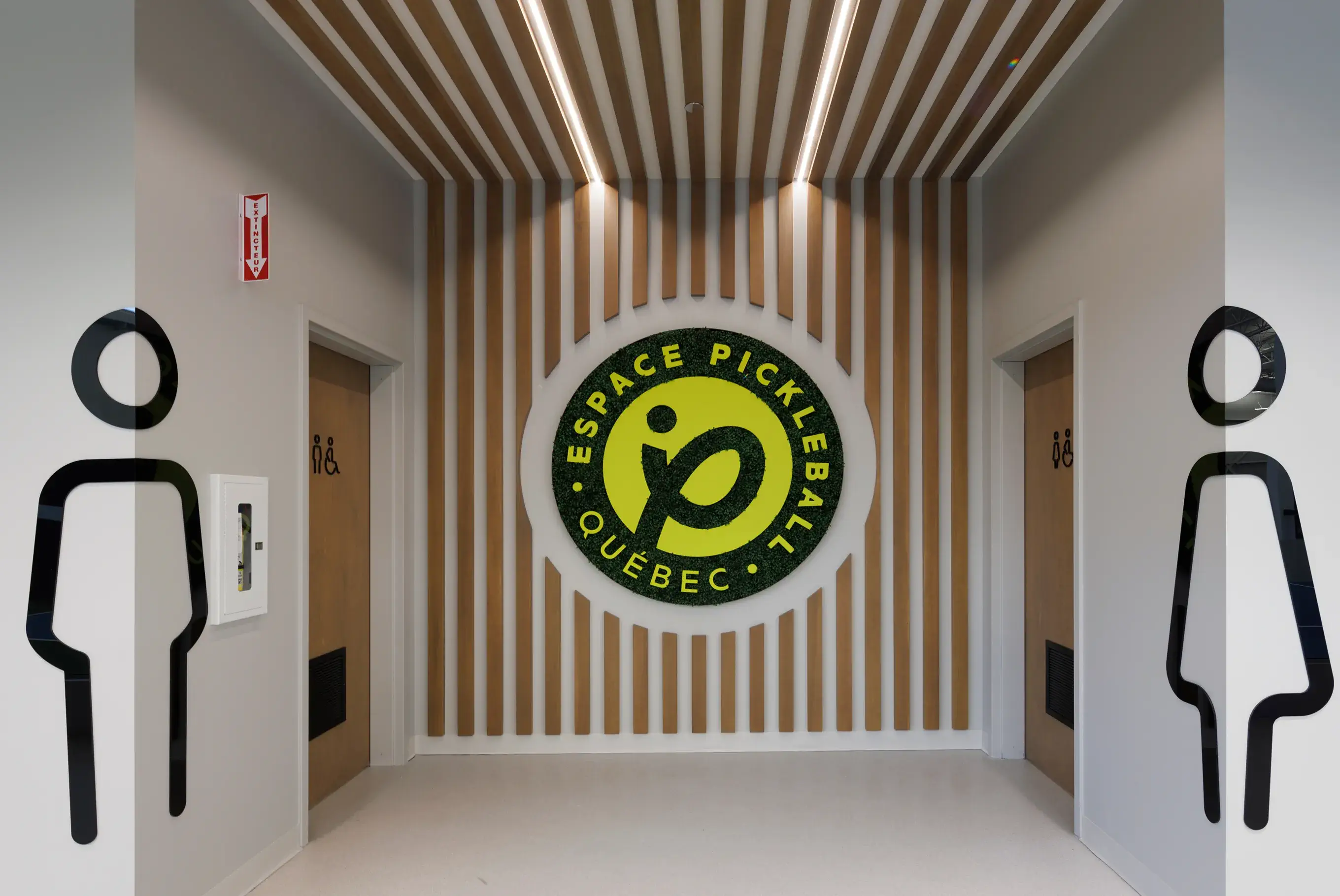 Vestiaires modernes et douches à l'Espace Pickleball