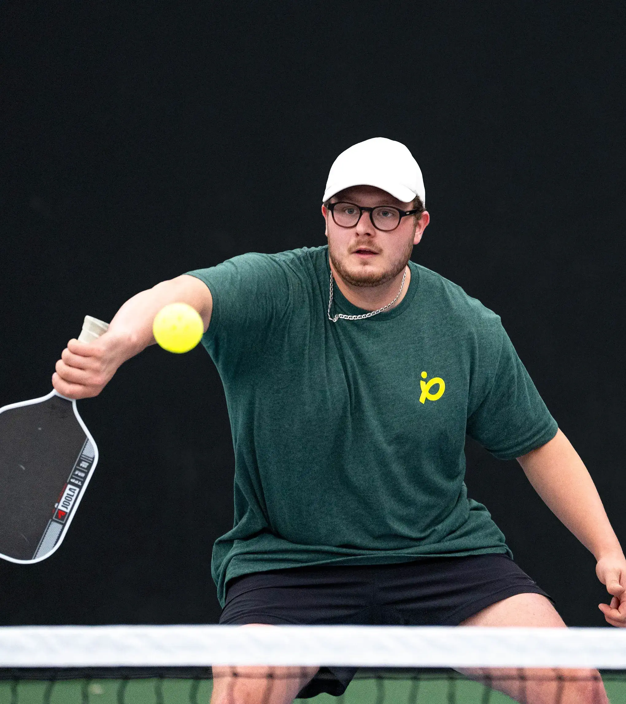 Personne jouant au Pickleball à l'Espace Pickleball