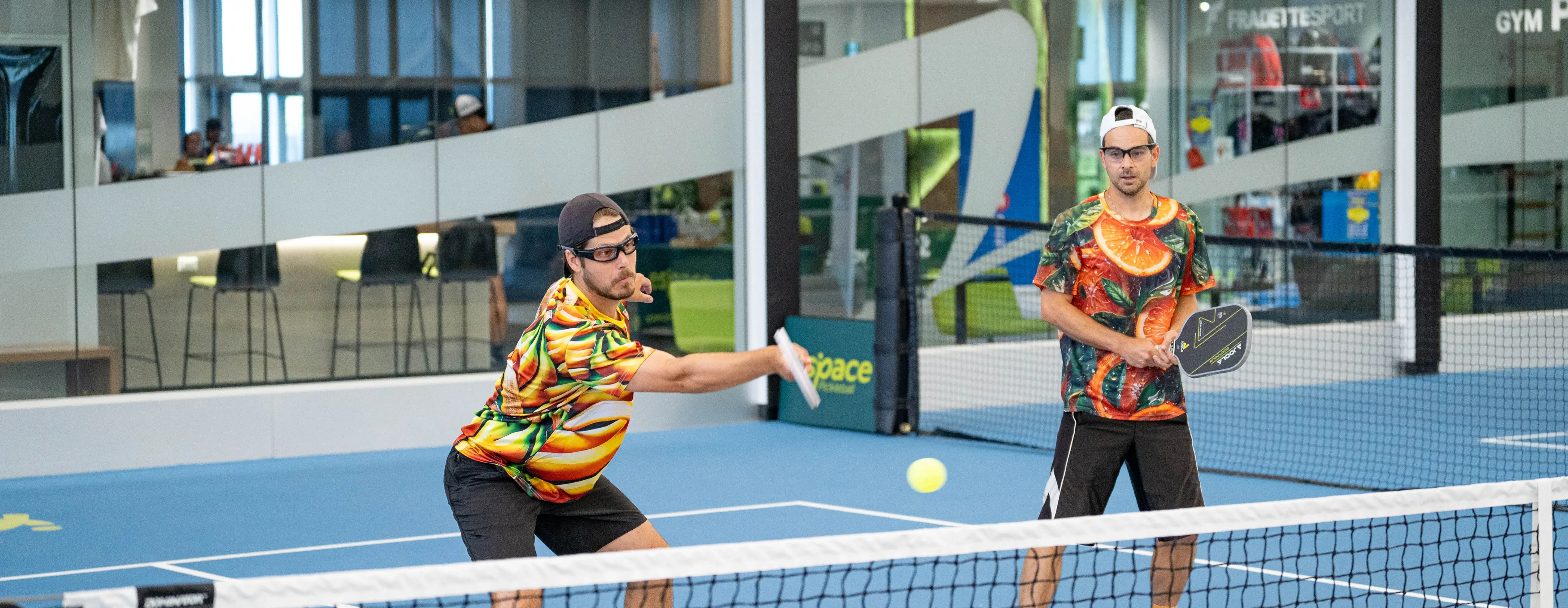 Plusieurs personnes jouant au pickleball à l'Espace Pickleball